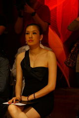 幻灯：佟晨洁做内衣大赛评委 称今年将和谢晖生宝宝