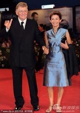 组图：《硬纸盒小镇》首映 导演埃曼诺牵爱妻亮相