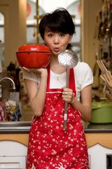 幻灯图：王一楠最新厨房写真 开心主妇不改俏皮本色