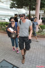 组图：应采儿剖腹诞男婴 谢天华等入院探望