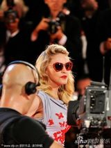 组图：《W.E》首映 麦当娜裙装娇嫩金发红唇美艳