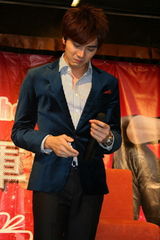 幻灯：贺军翔台北庆生感动落泪大跳SORRY舞