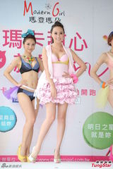 组图：人妻关颖性感挤奶 不怕老公吃醋