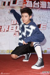 组图：敖犬尬舞宝刀未老 气喘自嘲人老变退步