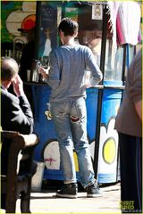 组图：海瑟薇短发出街似学生 戴黑框镜破裤露臀