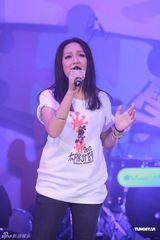 组图：李克勤郑欣宜开唱 鼓励年青人追梦