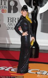 组图：莉莉-艾伦黄发抢眼 紧身亮片裙性感火辣