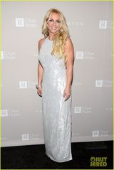 组图：布兰妮携未婚夫亮相 眼窝深陷肚腩不见