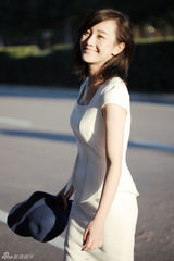 组图：张檬时尚街拍甜美 玩心大发爱犬入镜