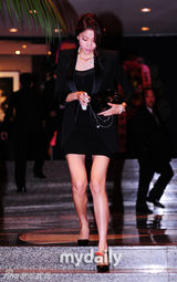 组图：吴允儿IVY等出席慈善义演 倾情演唱献爱心