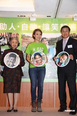 组图：容祖儿分享昆明探访感受 贺好友谢霆锋封帝