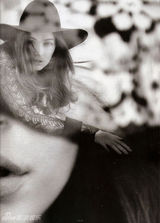 组图：梅根-福克斯登西班牙版《Vogue》玩神秘