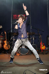 幻灯组图：汪东城助阵“晚生”送吉他秘笈