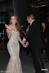 组图：李玟着鱼尾礼服亮相 大方与丈夫亲吻拍照