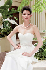 高清图：莫万丹演绎高级婚纱 珍珠钻饰夺目艳丽 