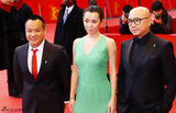 组图：余男亮相《无人区》柏林首映 着深V长裙