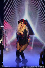 组图：钱妞献唱NBA全明星赛 渔网丝袜劲爆销魂