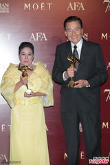 组图：亚洲电影大奖影帝影后捧奖杯合影