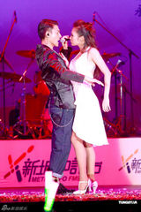 高清图：容祖儿等齐聚歌会 刘德华上演贴身辣舞