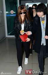 组图：4minute与T-ara赴泰机场装扮时尚