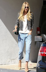 组图：超模罗茜花呢外套配仔裤靓丽出街