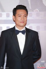 组图：杨千嬅牵手丁子高 超深V晚装胸前露胶纸