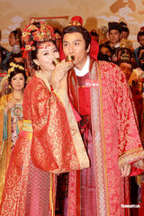 组图：《公主嫁到》新人完婚 陈豪佘诗曼耍花枪