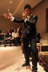 幻灯图：黄晓明带病宣传《叶问2》 后台勤练咏春