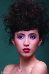 组图：黄小戈新年大片曝光 眼波流转魅惑绽放