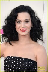 组图：凯蒂-佩里亮相红毯 黑色印花裙笑容甜美