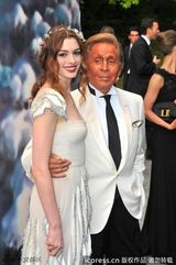 组图：安妮海瑟薇出席舞会 一袭洁白礼服如童话公主