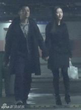 组图：李亚鹏激吻新欢 离婚2月搬离王菲别墅