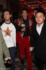 组图：央视春晚落幕 众星亮相后台露轻松笑容