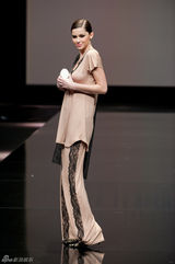 组图：内衣名模马达丽娜-皮卡为内衣走秀