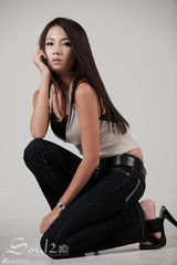 高清组图：韩国车模李美贤牛仔裤写真 线条优美