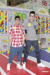 组图：农夫亲自推销唱片 销量飘红排第三位