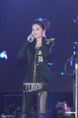 组图：Twins开唱庆出道十年 镇定处理现场意外