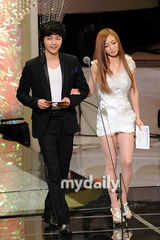 组图：韩老牌艺人获KBS大奖 李胜基宋钟基等助阵