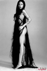 组图：莫文蔚大尺度写真 全裸透明保鲜膜捆身