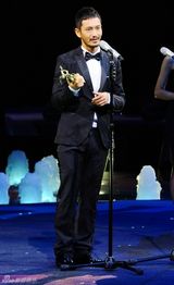 组图：华语传媒大奖 黄晓明黑超加面三次登台