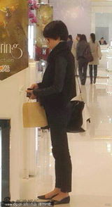 组图：马伊琍独自逛街表情落寞网友称血拼减压