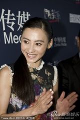 组图：张柏芝艳丽亮相戛纳庆32岁生日