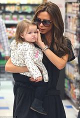 组图：贝嫂与女儿母女装抢镜 小七穿黑色斗篷卖萌