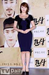 组图：李钟硕穿蜘蛛人格纹装亮相《观相》试映