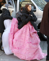 组图：《绯闻女孩》片场莉顿-梅斯特上演吻戏