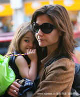 幻灯图：凯蒂抱女儿逛名店 小苏瑞绿包绿靴惹眼