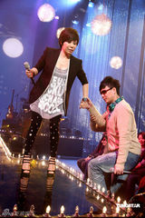 高清组图：温岚红发造型助阵黄小琥 大跳火辣断背舞