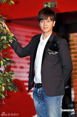 幻灯图：张韶涵携手罗志祥代言 默契合影似情侣