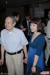 组图：91岁杨振宁携36岁妻子捧场刘晓庆