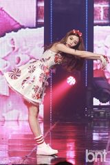 组图：韩团2NE1《M countdown》打榜拿第一